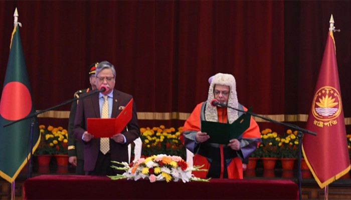 প্রধান বিচারপতির শপথ নিলেন জুবায়ের রহমান চৌধুরী