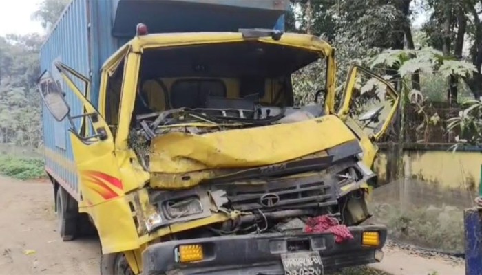 ​দাঁড়িয়ে থাকা ট্রাকের পেছনে কাভার্ডভ্যানের ধাক্কা, নিহত ২