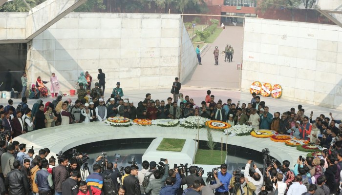 ​খালেদা জিয়ার কবরে শ্রদ্ধা জানাতে মানুষের ঢল