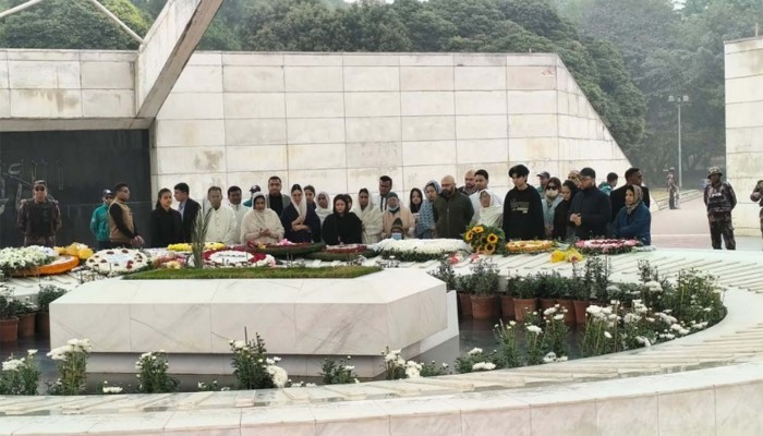 ​স্বজনদের নিয়ে দাদির কবর জিয়ারত করলেন জাইমা রহমান