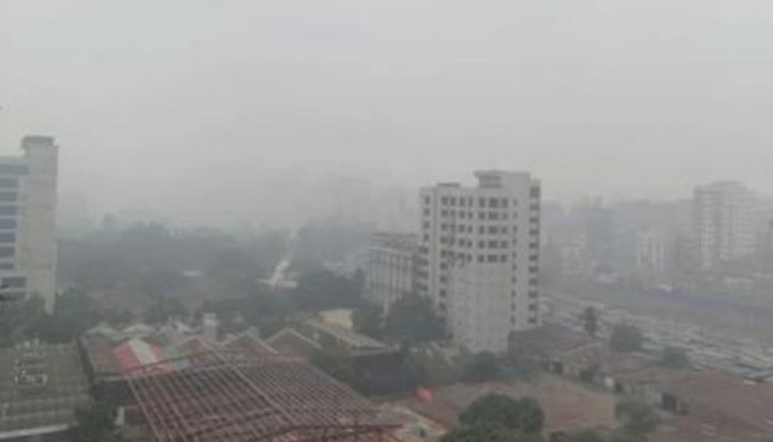​ঘন কুয়াশা ও শীতে কাঁপছে ঢাকা