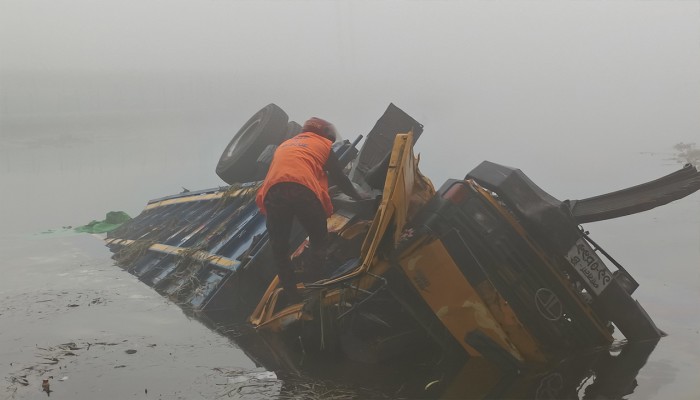​সেতুর রেলিং ভেঙে নদীতে ট্রাক, দুজনের মরদেহ উদ্ধার