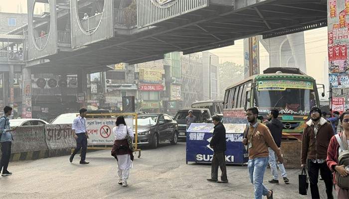 ফার্মগেটে সড়ক অবরোধ, যান চলাচল বন্ধ