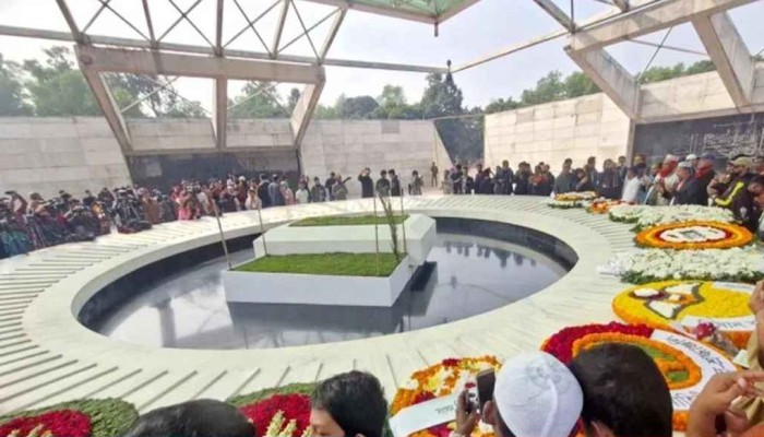 ​খালেদা জিয়ার সমাধিতে শ্রদ্ধা জানাতে আজও মানুষের ঢল