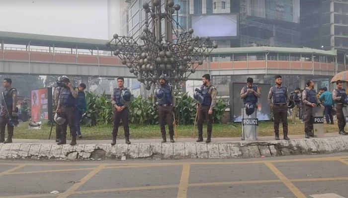 ​কারওয়ান বাজারের সড়ক ছাড়লেন মোবাইল ফোন ব্যবসায়ীরা