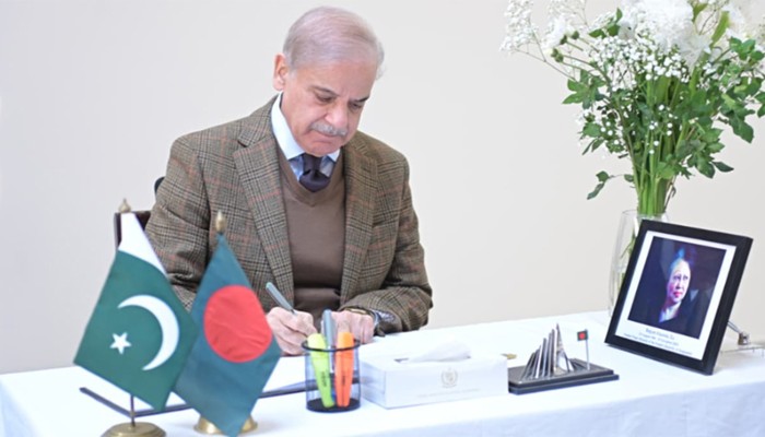 ​হাই কমিশনে গিয়ে খালেদা জিয়ার প্রতি পাকিস্তানের প্রধানমন্ত্রীর শ্রদ্ধা