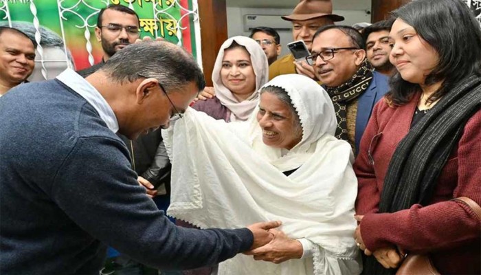 ​মা হারানো তারেক রহমানের মাথায় মাতৃস্নেহের হাত