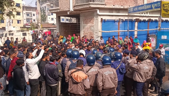 ​গাজীপুরে বকেয়া বেতনের দাবিতে শ্রমিকদের বিক্ষোভ, টিয়ারশেল নিক্ষেপ