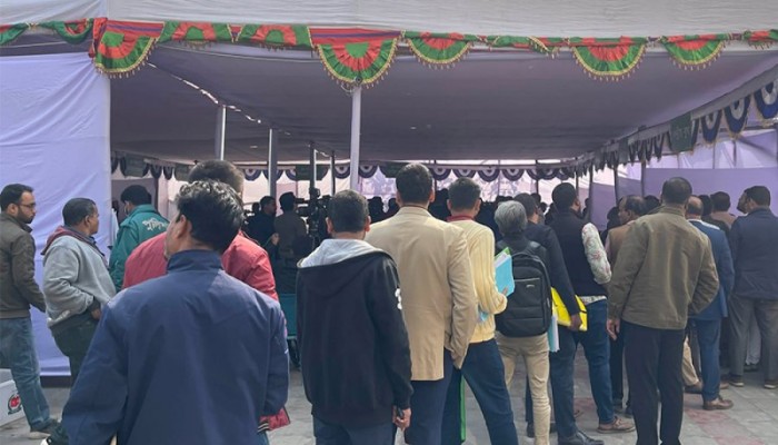 শেষ দিনে প্রার্থিতা ফিরে পেতে ইসিতে প্রার্থীদের ভিড়