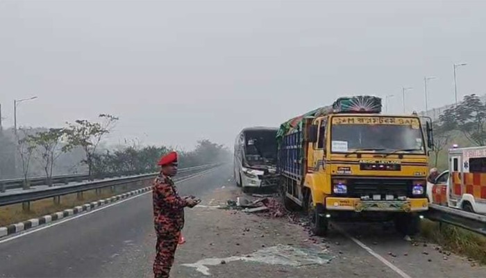 ​ঢাকা-মাওয়া এক্সপ্রেসওয়েতে দুর্ঘটনা: নিহত ১, আহত ১৫