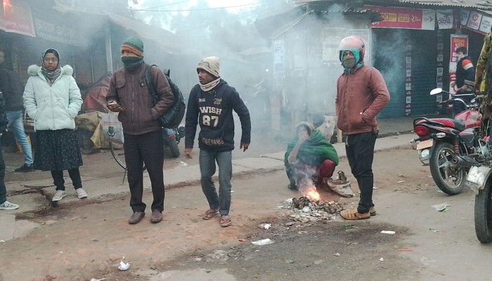 শীতের দাপটে বিপর্যস্ত জনপদ