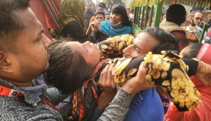 ​বেতনের দাবিতে আন্দোলন, শতাধিক শ্রমিক অসুস্থ