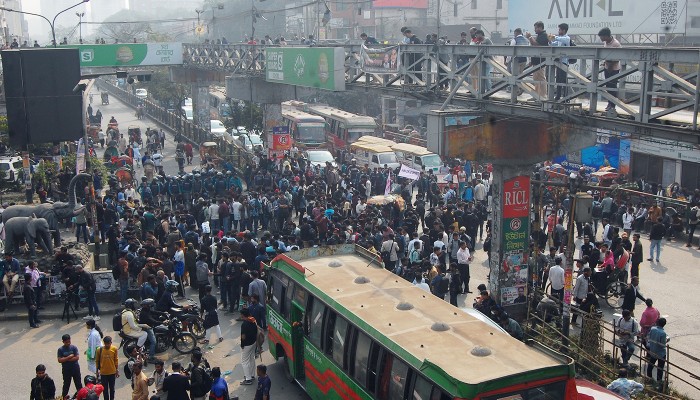 ​ঢাকা সেন্ট্রাল ইউনিভার্সিটির অধ্যাদেশ দাবিতে সায়েন্সল্যাব অবরোধ