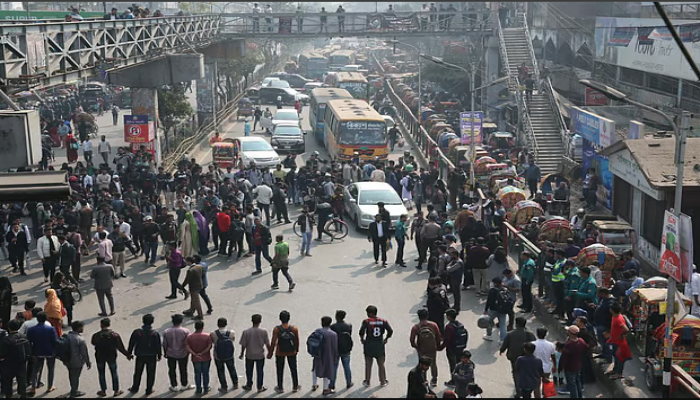 ​আজও সায়েন্সল্যাবে শিক্ষার্থীদের সড়ক অবরোধ, যান চলাচল বন্ধ