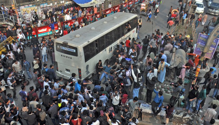 সায়েন্স ল্যাব মোড়ে ঢাবির বাস ভাঙচুর