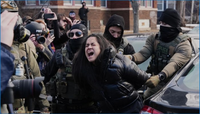 ​ নিউইয়র্কে বাংলাদেশি নারীকে গাড়ি থেকে ‘টেনেহিঁচড়ে নামিয়ে’ আটক