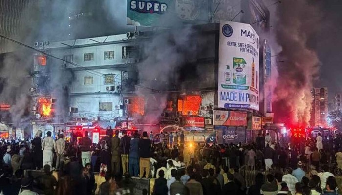 ​পাকিস্তানে শপিং মলে ভয়াবহ আগুন, নিহত ৫