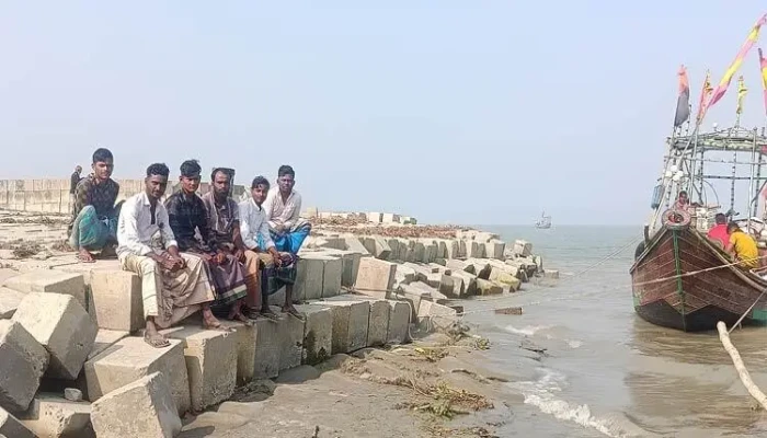 মেঘনায় ডাকাত আতঙ্ক: মুক্তিপণ-হামলার ভয়ে নদী ছাড়ছেন জেলেরা