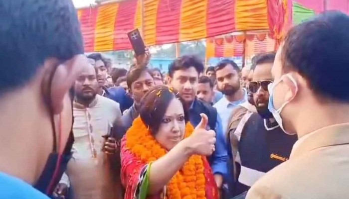 ম্যাজিস্ট্রেটকে ‘বুড়ো আঙুল’ দেখিয়ে হুমকি, রুমিন ফারহানাকে তলব