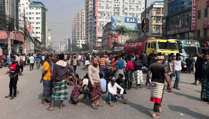বাড্ডায় অটোরিকশা চালকদের সড়ক অবরোধ, ভোগান্তি