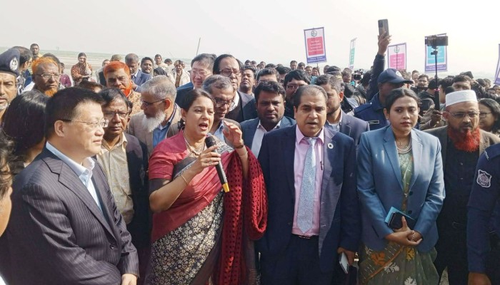 নদী এলাকা পরিদর্শনে চীনা রাষ্ট্রদূত ও পানিসম্পদ উপদেষ্টা