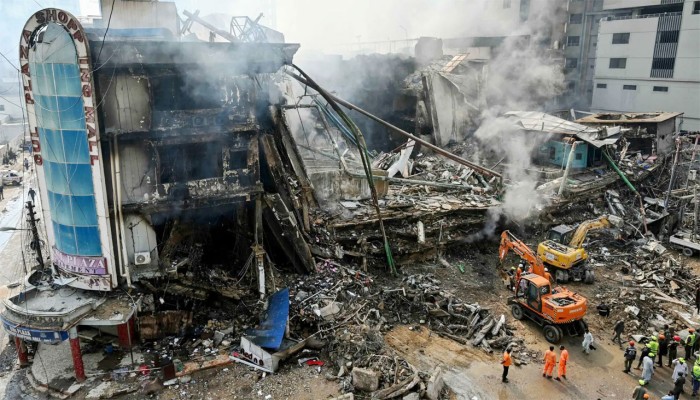 ​পাকিস্তানে এক দোকান থেকে ৩০ জনের অগ্নিদগ্ধ মরদেহ উদ্ধার