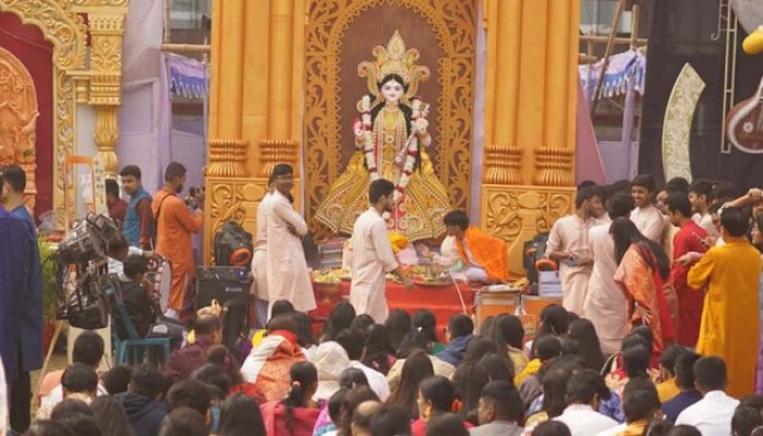 ঢাকা বিশ্ববিদ্যালয়ের ৭৬ মণ্ডপে বিদ্যার দেবীর আরাধনা