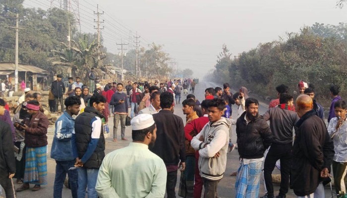 ​ঢাকা-ময়মনসিংহ মহাসড়ক অবরোধ অটোরিকশা চালকদের