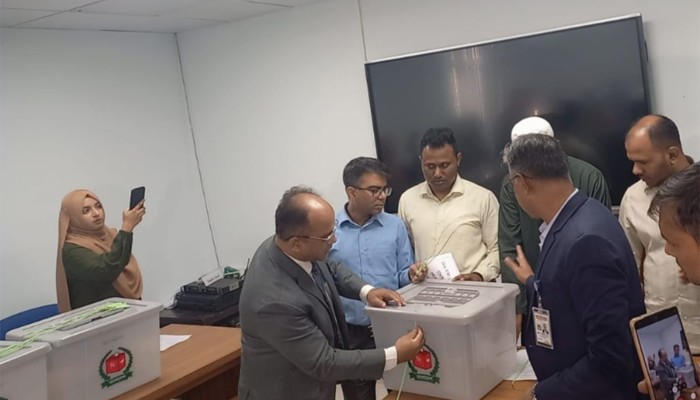 ​পোস্টাল ব্যালট গ্রহণে প্রস্তুত রিটার্নিং কর্মকর্তার কার্যালয়