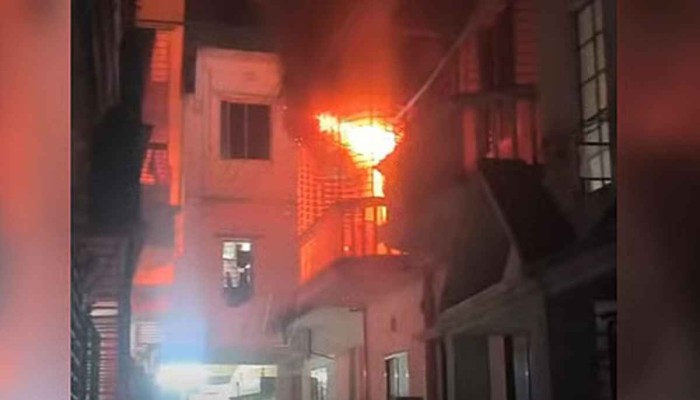 ​সাভারে বাসায় আগুন, দুই জাবি ছাত্রসহ দগ্ধ ৪