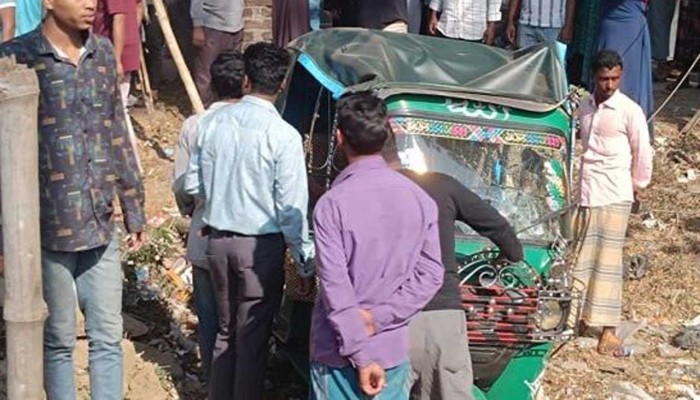 ​মীরসরাইয়ে দাঁড়িয়ে থাকা অটোরিকশায় ট্রাকের ধাক্কা, প্রাণ গেল দুজনের