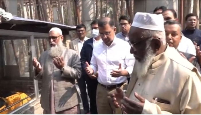 ​রাজশাহী পৌঁছে শাহ মখদুমের মাজার জিয়ারত করলেন তারেক রহমান