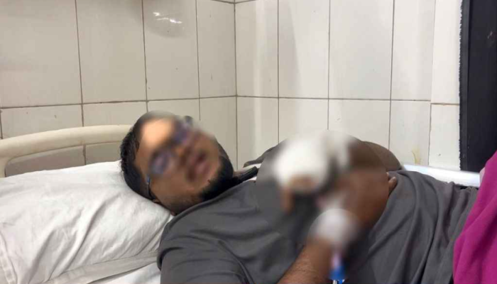 ​ছেলের হাঁস চুরির বিচার করায় ৩ জনকে কোপালেন ইউপি সদস্য