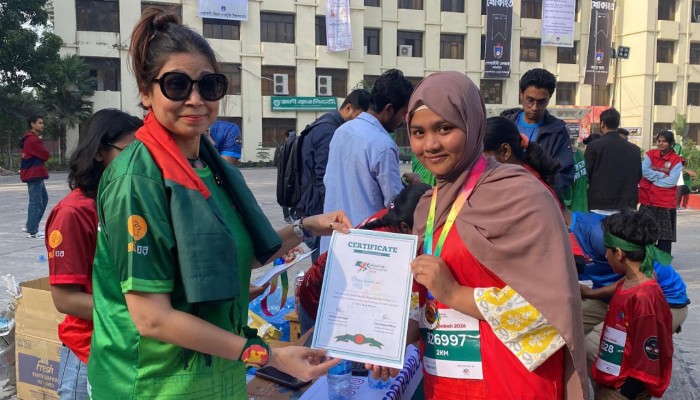 ​৩০০ কিশোর-কিশোরীর সঙ্গে দৌঁড়ালেন বিশ্বভ্রমণকারী নাহার
