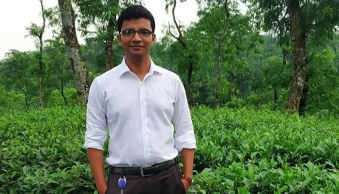 ​হাসপাতাল গেটে মিলল রাজস্ব কর্মকর্তার ক্ষতবিক্ষত মরদেহ