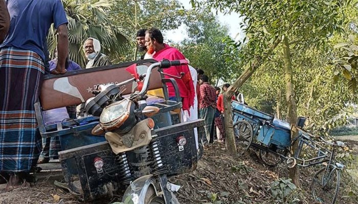 ​রায়গঞ্জে অটোভ্যান–ট্রাকের সংঘর্ষে স্বামী–স্ত্রী নিহত, আহত ৪