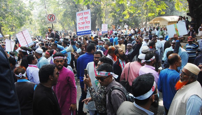 গেজেট দাবিতে যমুনা ঘেরাও সরকারি কর্মচারীদের