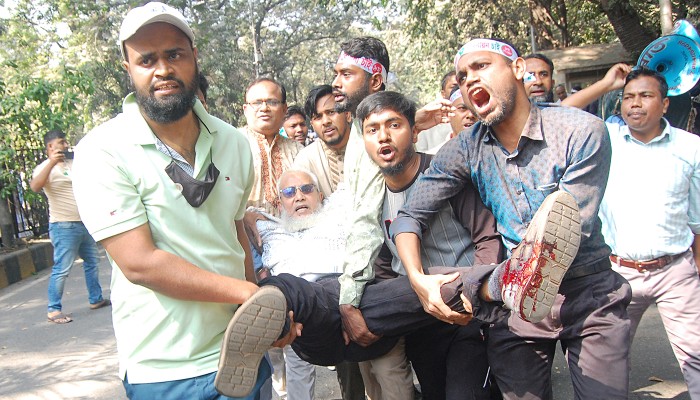 ​সরকারি কর্মচারীদের কর্মসূচিতে পুলিশের বাধা, আহত ৩২ জন ঢামেকে