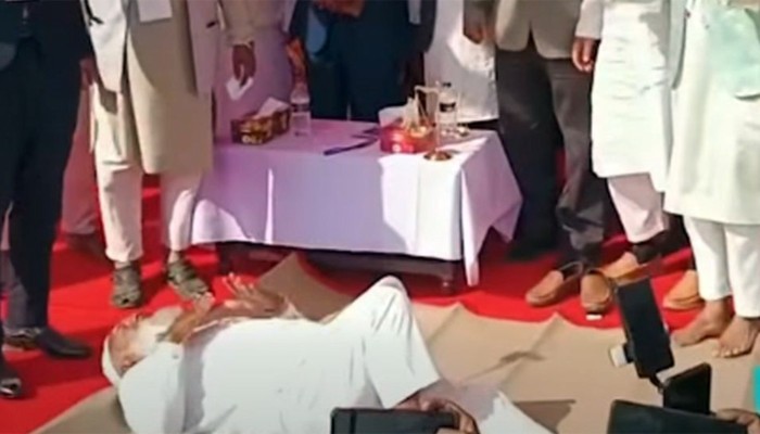 ‘শীতলপাটি উপহার’ পেয়ে ​মঞ্চেই শুয়ে পড়লেন জামায়াত আমির