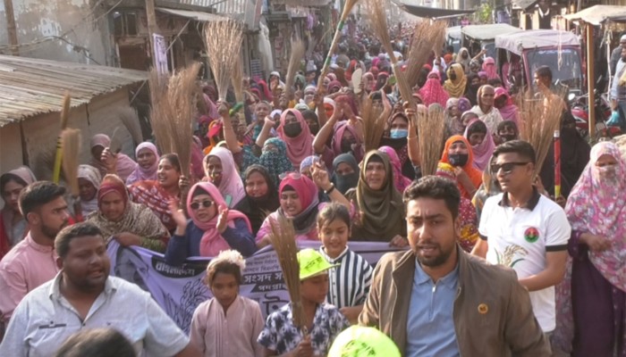 ​জামায়াত আমিরের বক্তব্যের প্রতিবাদে সিরাজগঞ্জে ঝাড়ু মিছিল