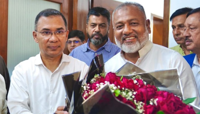 ​তারেক রহমানকে ফুলেল শুভেচ্ছা জানালেন এস এম জিলানী