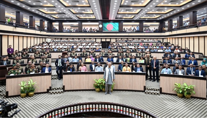 ​কমকর্তা-কর্মচারীদের কাছ থেকে বিদায় নিয়েছেন প্রধান উপদেষ্টা