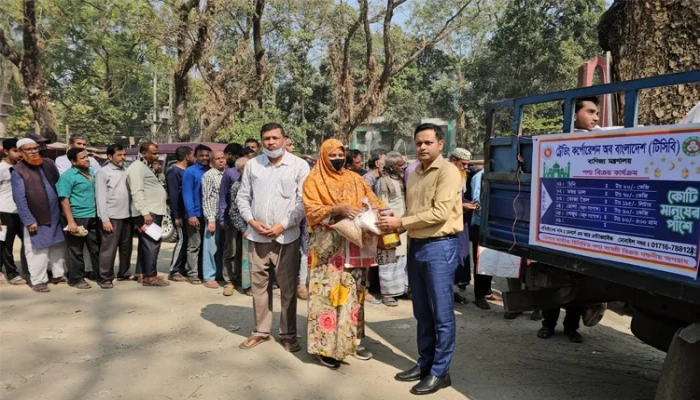 ​টাঙ্গাইলে ট্রাকে ট্রাকে টিসিবি পণ্য বিক্রয় কার্যক্রম শুরু
