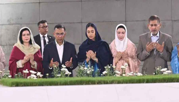 ​বাবা-মায়ের কবর জিয়ারত করলেন প্রধানমন্ত্রী তারেক রহমান