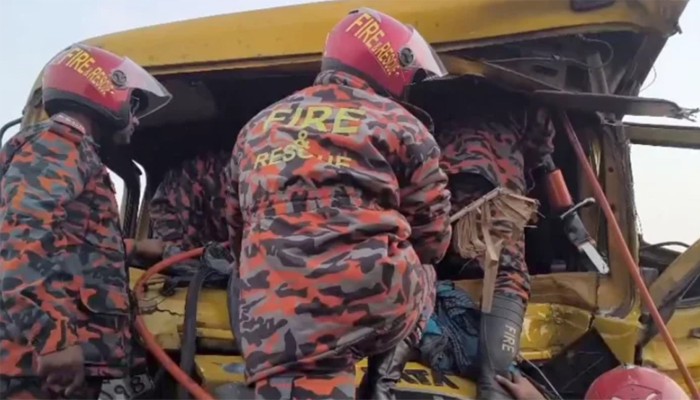 ​এক্সপ্রেসওয়েতে দুই ট্রাকের সংঘর্ষ, নিহত ১