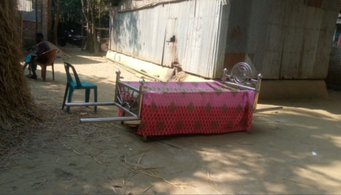 ​সম্পত্তি ভাগাভাগি শেষে ৩০ ঘণ্টা পর বাবার লাশ দাফন