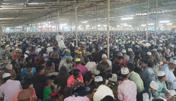 ​ভোর থেকে শুরু রান্না, প্রতিদিন ৬ হাজার মানুষের ইফতার আয়োজন
