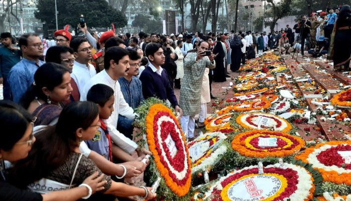 ​শহীদ মিনারে জনতার ঢল: ফুলে ফুলে ভরে গেছে বেদি