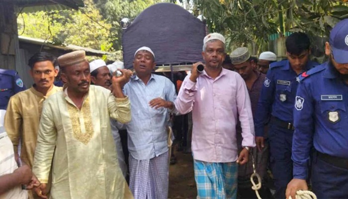 ​রামুতে হাতকড়া পরেই মায়ের জানাজায় দুই ভাই