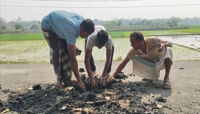 ​সড়কে হাত দিতেই উঠে আসছে কার্পেটিং, তোপের মুখে কাজ বন্ধ